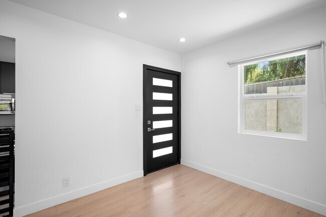 Foto del edificio - 10647 Tuxford St