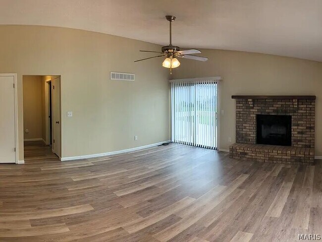 Foto del edificio - 48 Ramona Dr