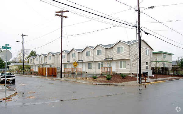 Building Photo - 2615-2619 SE 125th Ave