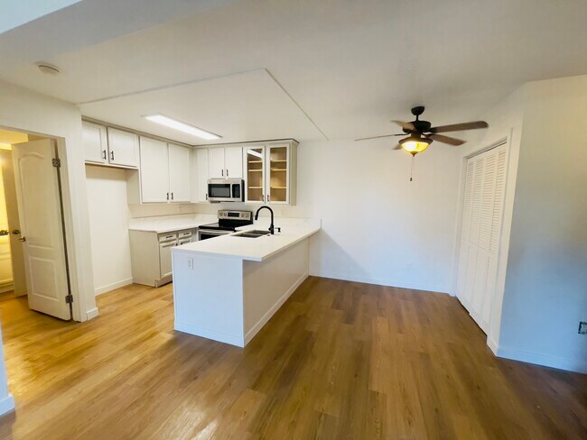 Foto del edificio - 7757 Margerum Ave