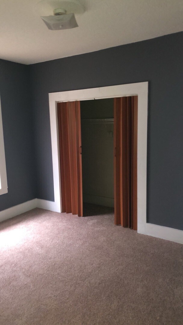 Building Photo - Spacious 2 bedroom, 1 bath home for lease