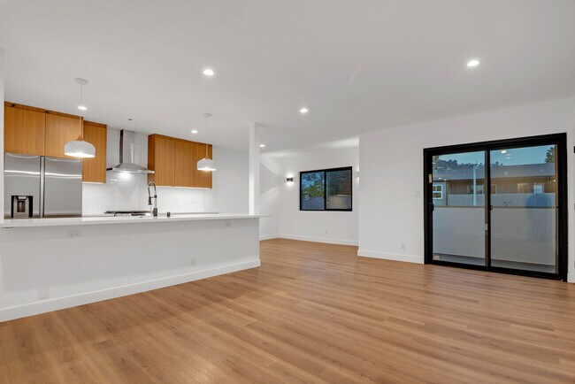 Building Photo - 950 Havenhurst Dr