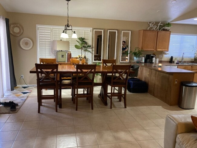 Building Photo - Stunning UNFURNISHED 3-Bedroom Property wi...