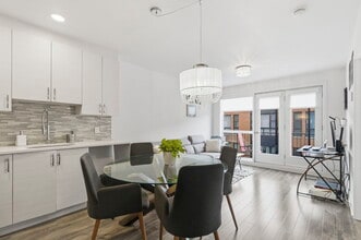 Building Photo - 2560 Rue Bossuet