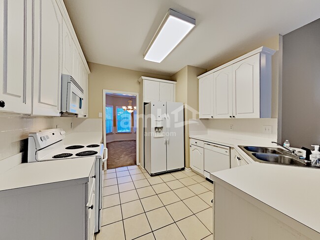 Building Photo - 3305 Maple Terrace Dr