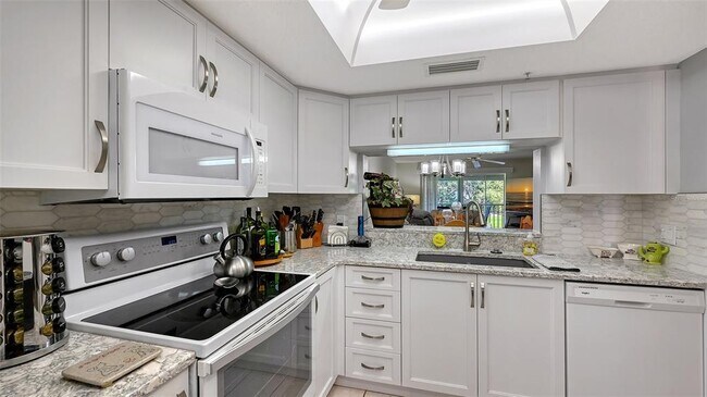 Foto del edificio - 6505 Stone River Rd