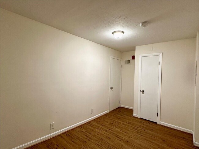 Foto del edificio - 800 Oakland Beach Ave