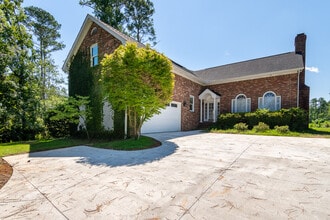 Building Photo - 3754 Roscommon S