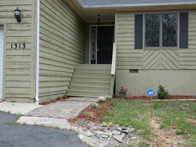 Building Photo - 1313 Lakeview Pkwy