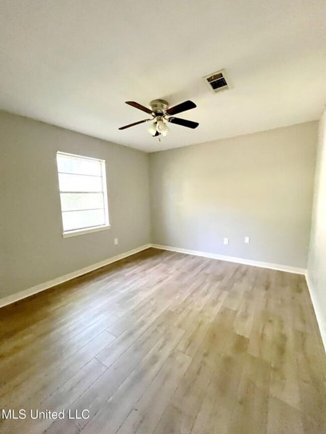 Building Photo - Move In Ready 3br/1Ba