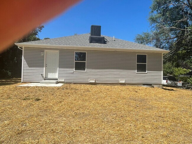 Foto del edificio - 2444 N Benton Ave