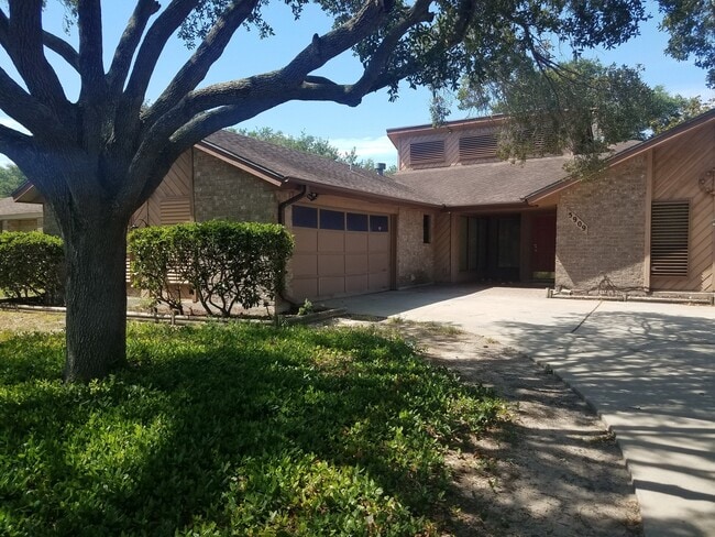 Building Photo - 3/2 Southside Home-Behind Athletic Club