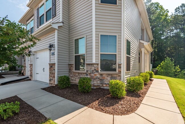 Building Photo - End unit Townhouse in Southern Pointe Neig...