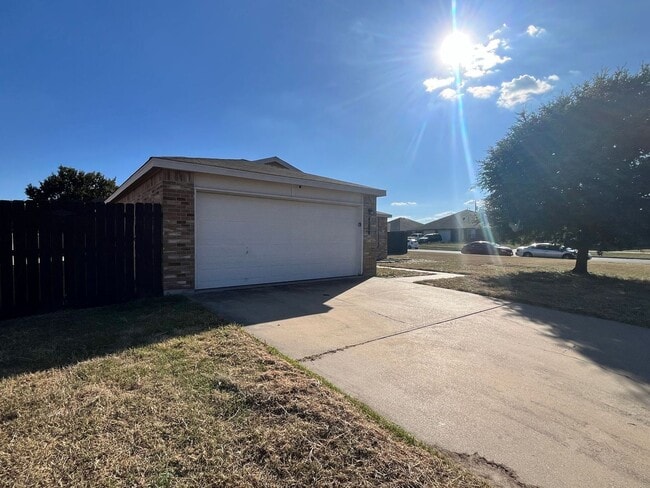 Foto del edificio - AVAILABLE NOW!