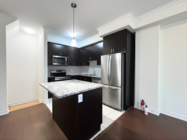 Photo du bâtiment - 590 N Service Rd