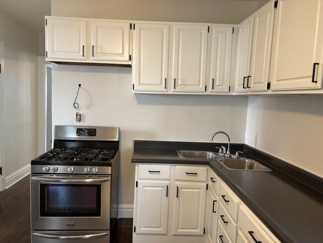 Foto del edificio - 2737 W Belmont Ave
