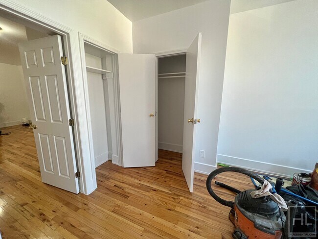 Building Photo - Crown Heights Top Floor 3BR w/ Dishwasher