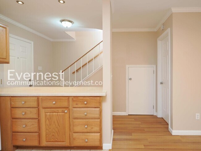 Foto del edificio - 2 Bed, 1.5 Bath Condo with Off-Street Parking / Available Now!