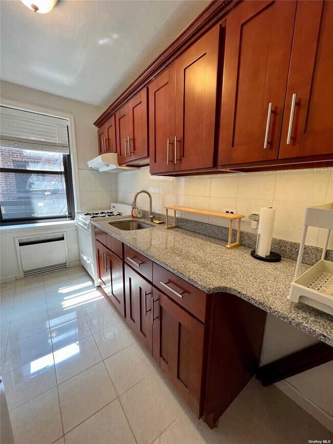 Foto del edificio - 211-02 73rd Ave