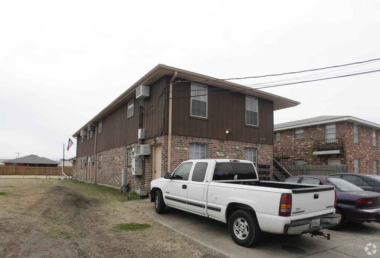 Building Photo - 1605 Lake Ave