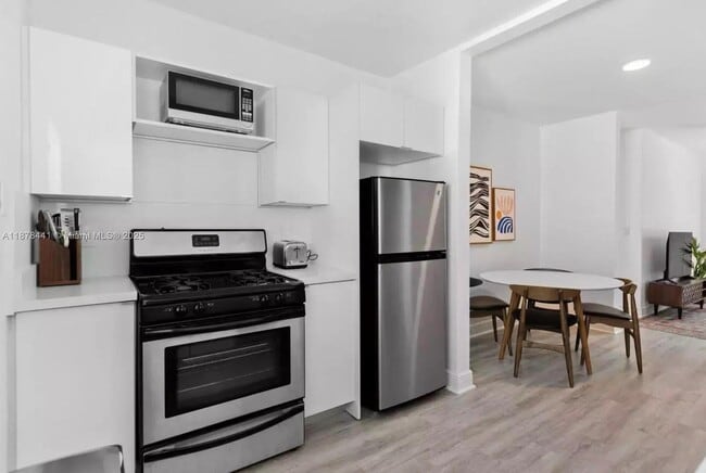 Foto del edificio - 7315-7325 Carlyle Ave