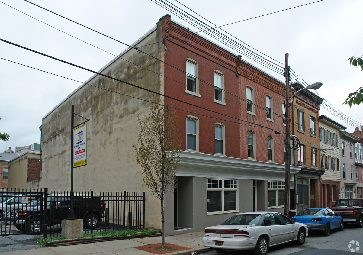 Primary Photo - 211-213 W 7th St