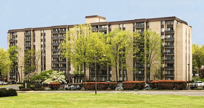 Vista al edificio - 6001 Arlington Blvd
