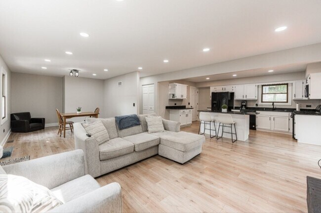 Foto del edificio - 100 S Lily Lake Rd