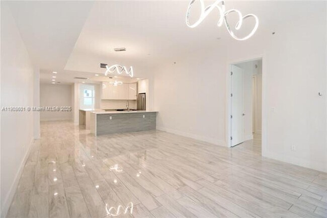 Foto del edificio - 14951 Royal Oaks Ln