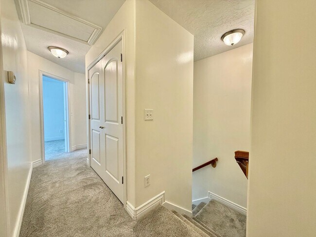 Building Photo - 6935 Traveler Ln