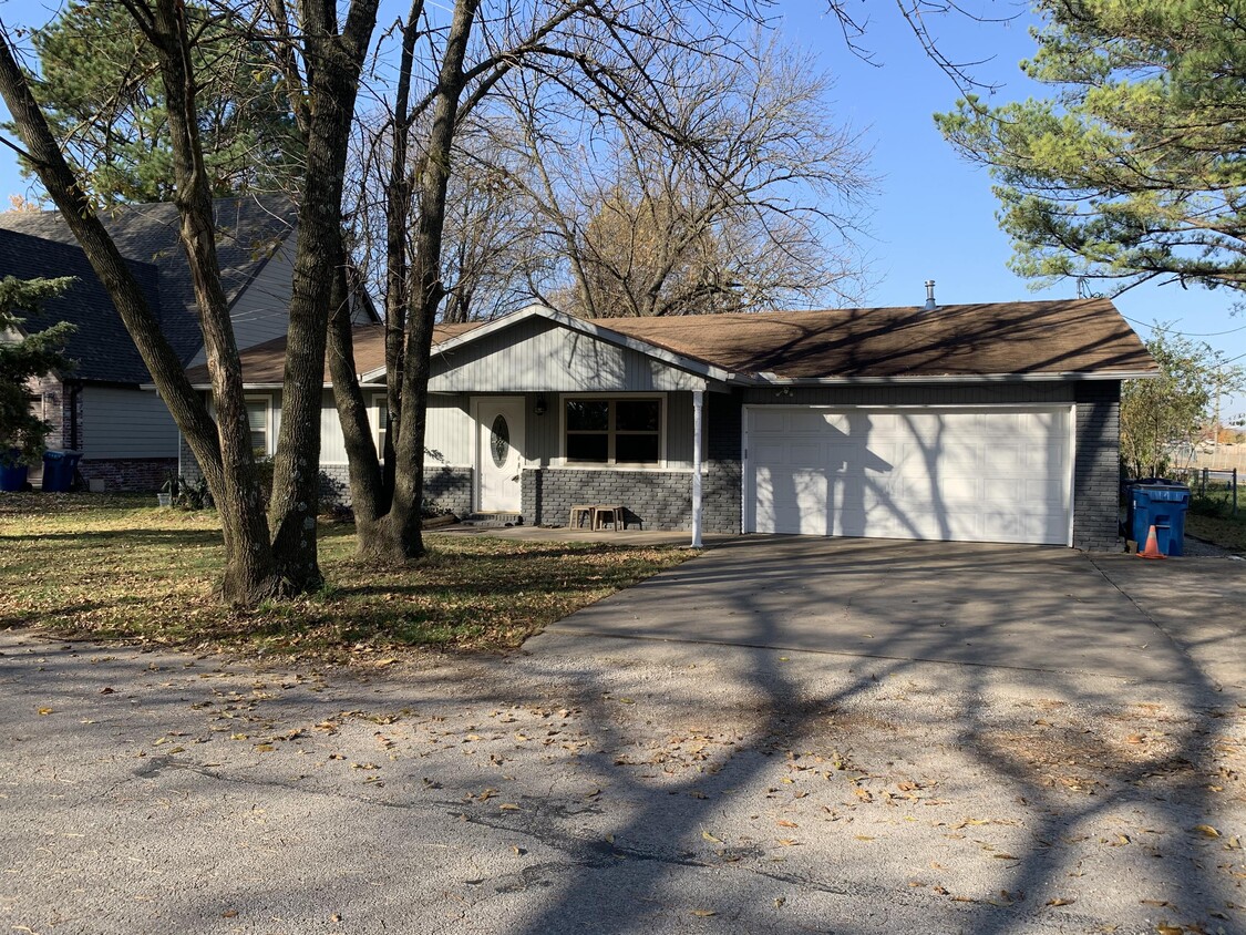 Primary Photo - 2102 Delwhite Dr