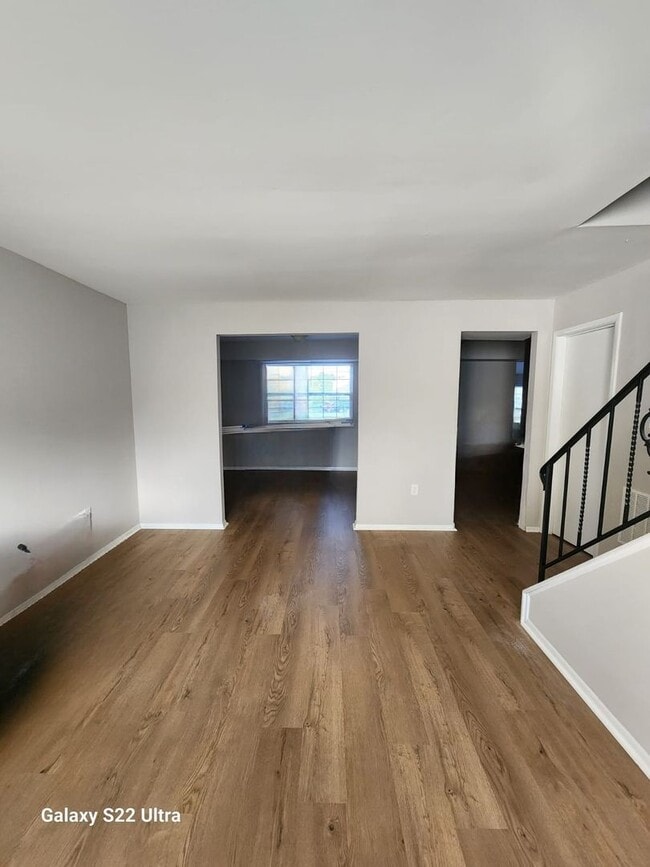Building Photo - "Charming 3-Bedroom Townhouse: Your Ideal ...