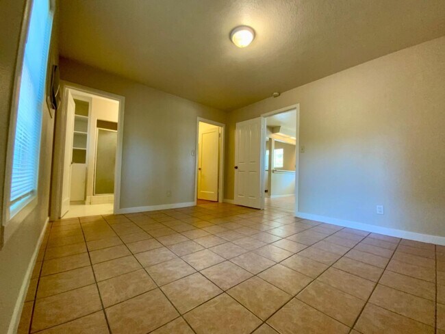 Foto del edificio - Absolutely ADORABLE/Spacious 2/2 Duplex!  ...