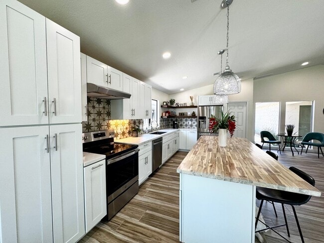 Building Photo - AVAILABLE NOW! Beautifully updated 3-bedro...