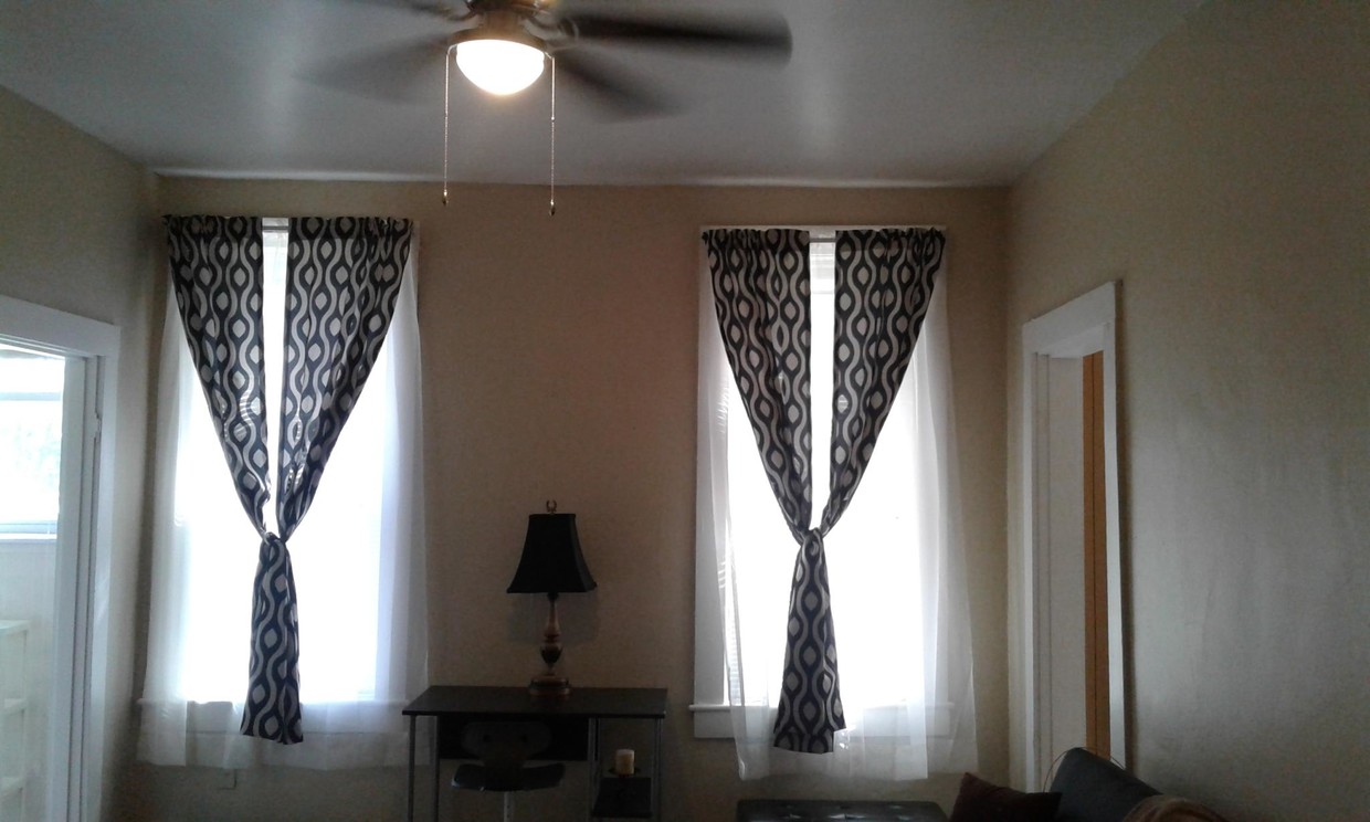 updatedLiving area - 1001 Governor N St