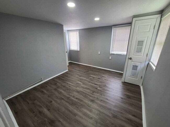 Foto del edificio - 1900 Deering Ave