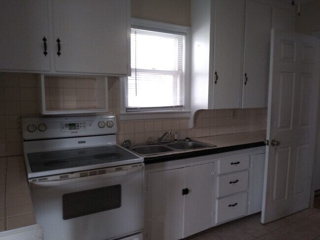 Building Photo - 308 N 10th St