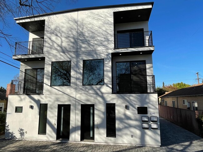 Foto del edificio - 6345 Farmdale Ave