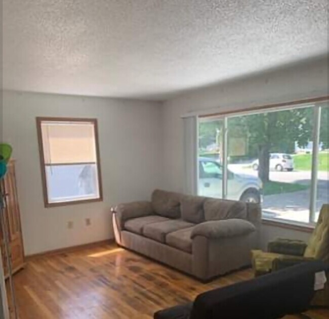Sala de estar grande - 808 W 28th St