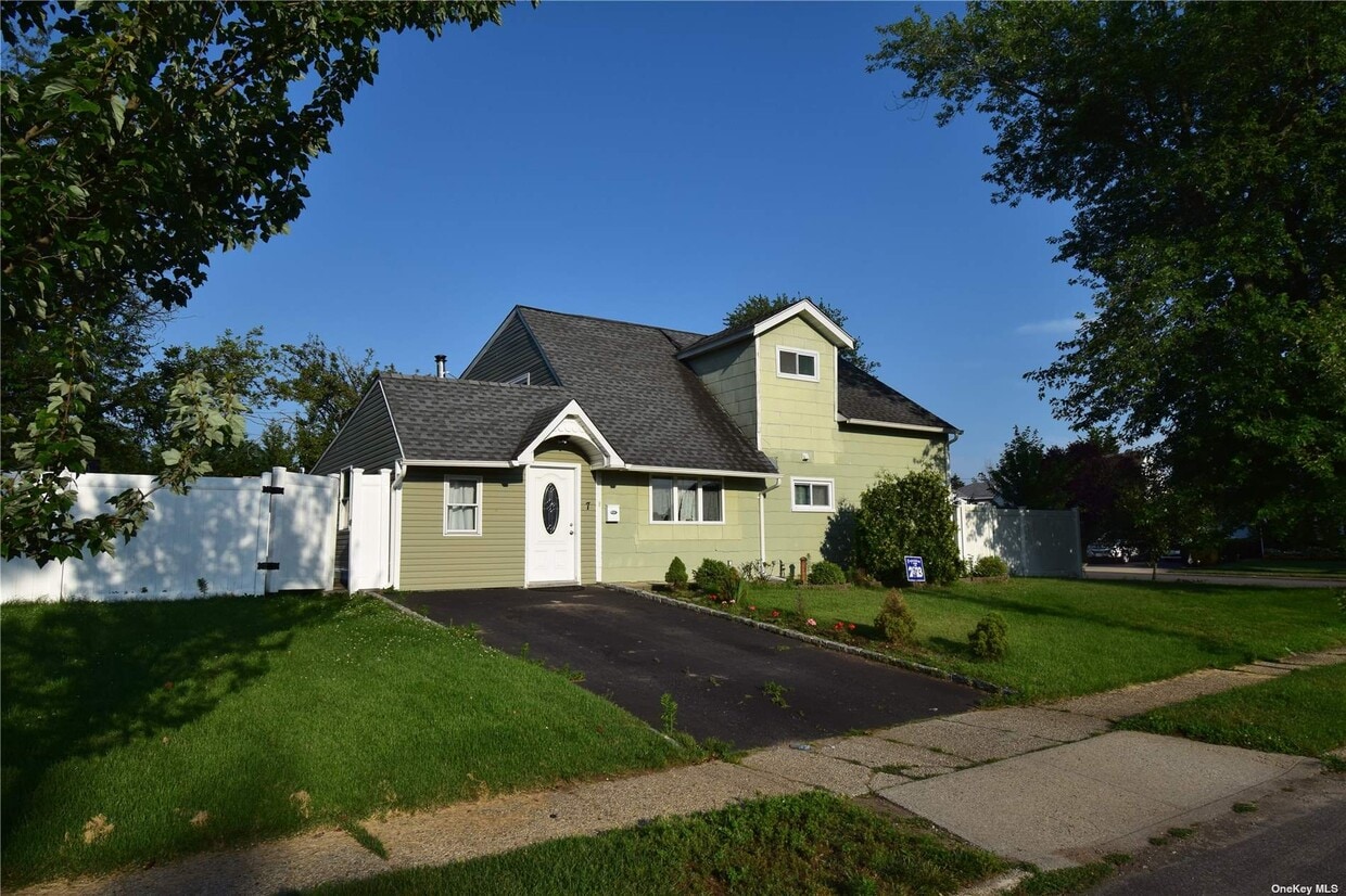 7 Cinder Ln, Hicksville, NY 11801 House Rental in Hicksville, NY