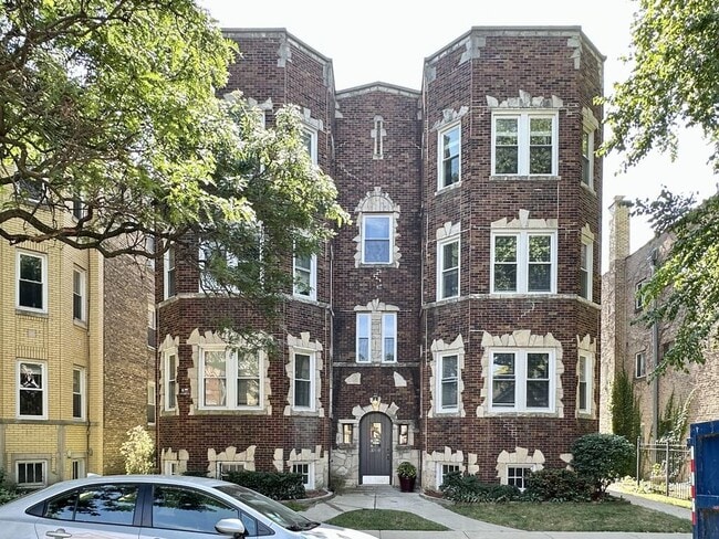 Building Photo - 2641 W Carmen Ave