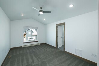 Building Photo - 515 W Aspen St