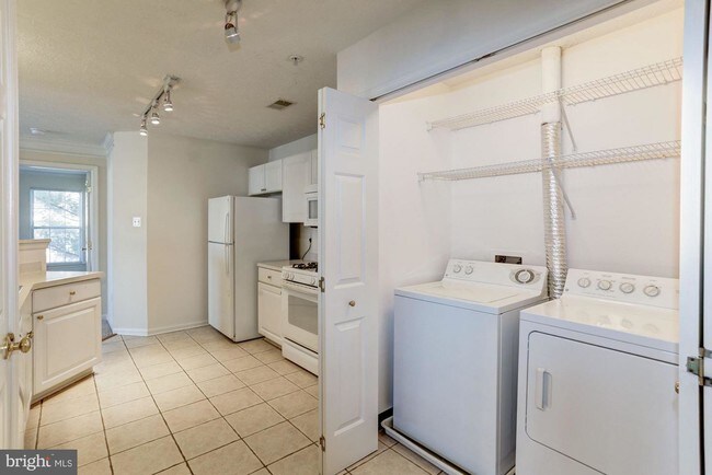 Foto del edificio - 2045 Hunting Ridge Dr