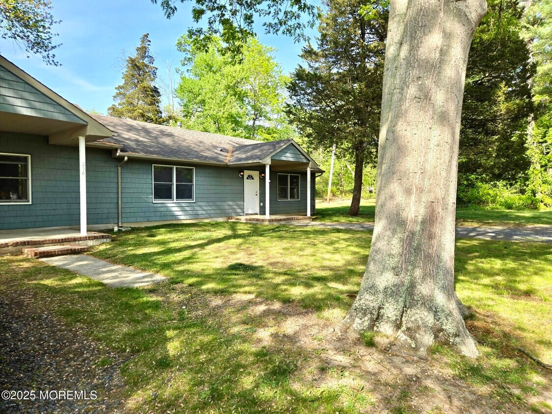 Foto principal - 242 Chapel Hill Rd