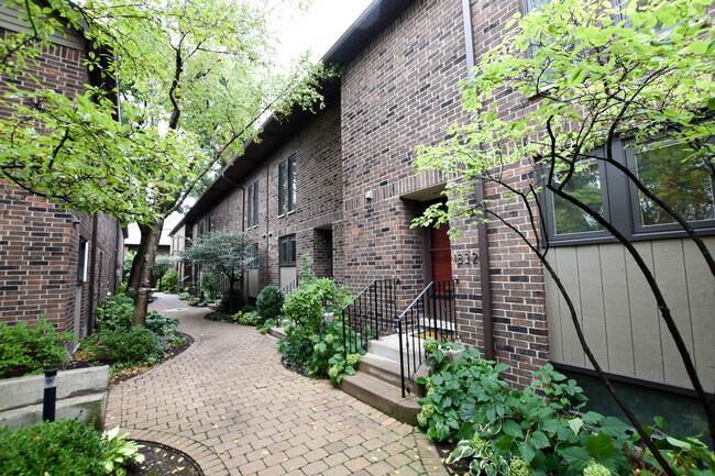 Building Photo - 1832 N Larrabee St