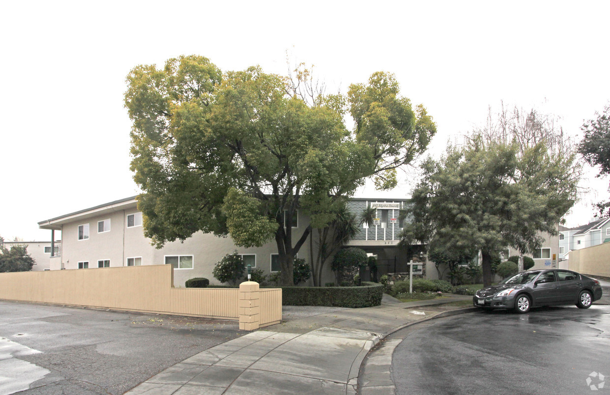 Primary Photo - Blythe Court Apartments