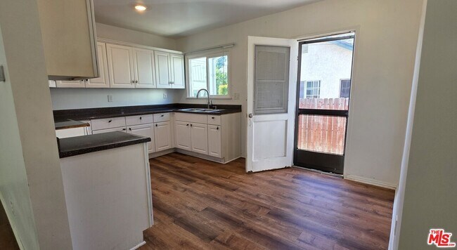 Foto del edificio - 5444 Hermitage Ave