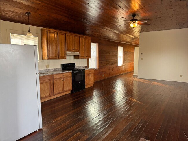 Foto del edificio - 4 bed 1 bath house in S. Yuba City