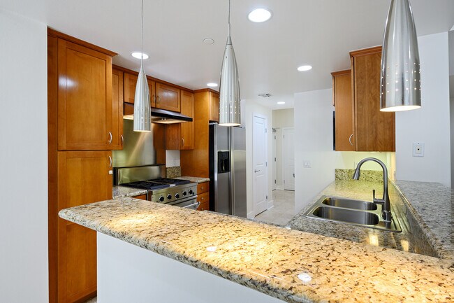 Foto del edificio - 2240 S Beverly Glen Blvd