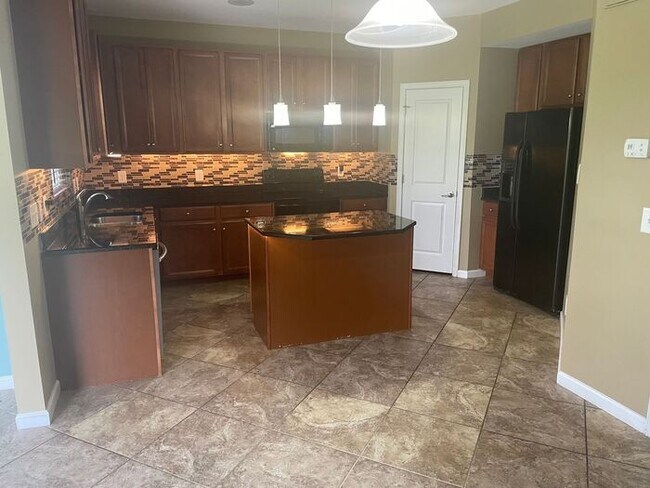 Building Photo - Large 3 Bedroom/2.5 Bath/Bonus/Florida Room